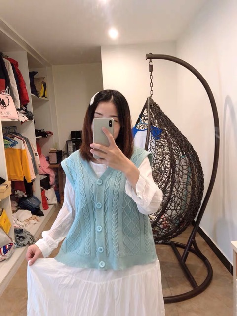 Set váy trắng suông dài tay và áo gile len set đồ thu đông cực xinh | BigBuy360 - bigbuy360.vn