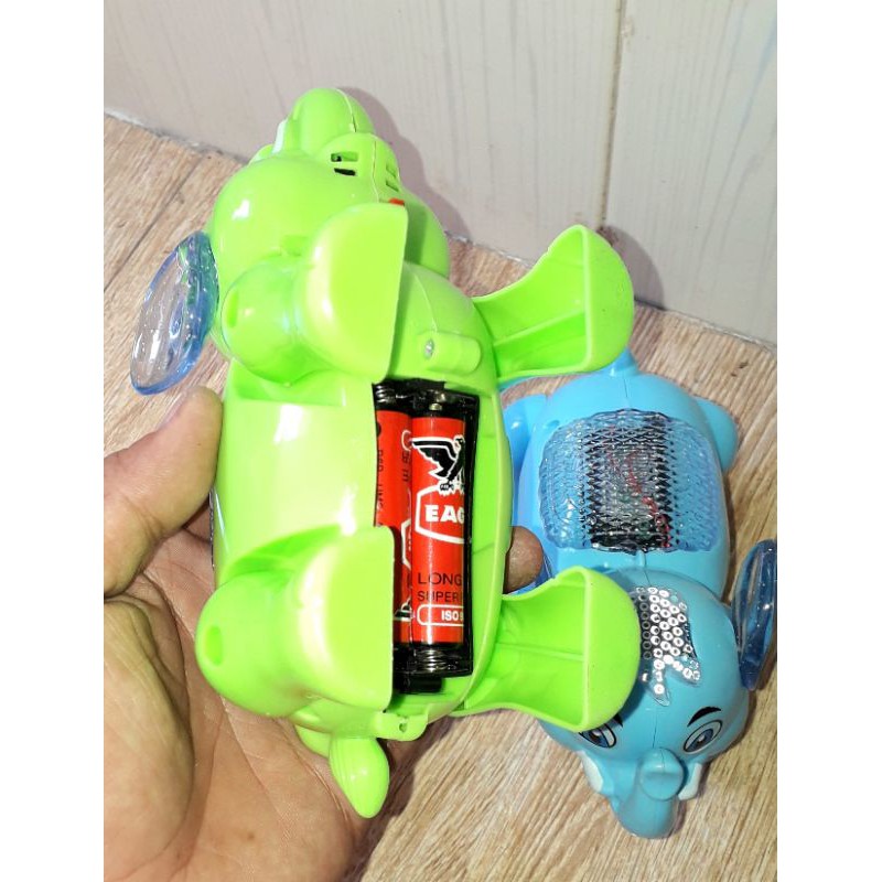 Một Chú Voi mô hình bằng nhựa chạy pin có nhạc và đèn Led rất đep_tặng kèm pin
