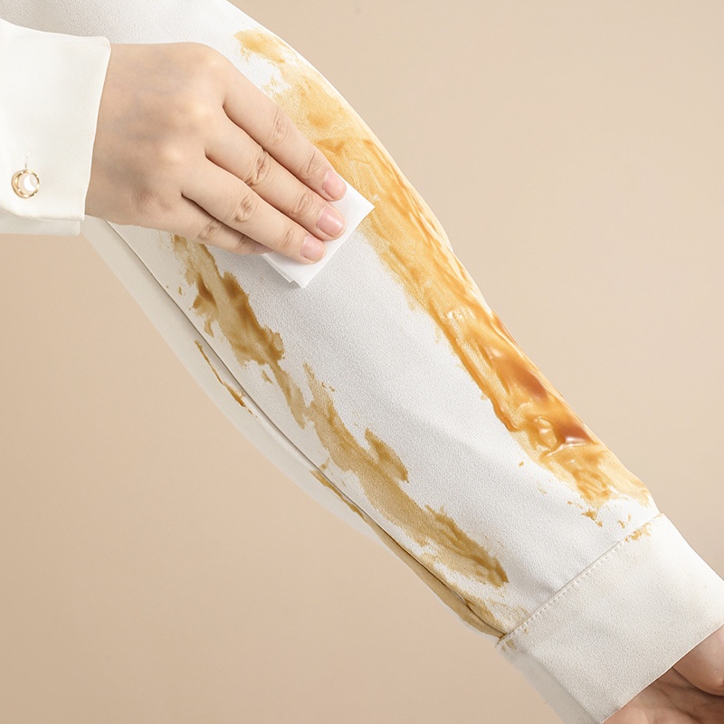 Khăn Ướt Lau Vết Bẩn Trên Quần Áo Tiện Dụng