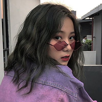 Kính mát nữ gọng hình đôi môi quyến rũ thời trang