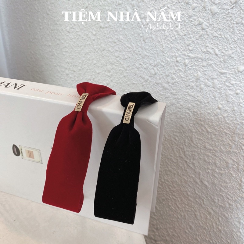 BỜM / CÀI TÓC NƠ NHUNG LỆCH ĐÍNH TAG 𝑪𝒉𝒂𝒏𝒆𝒍 SANG TRỌNG [ Nhà Nấm handmade ]