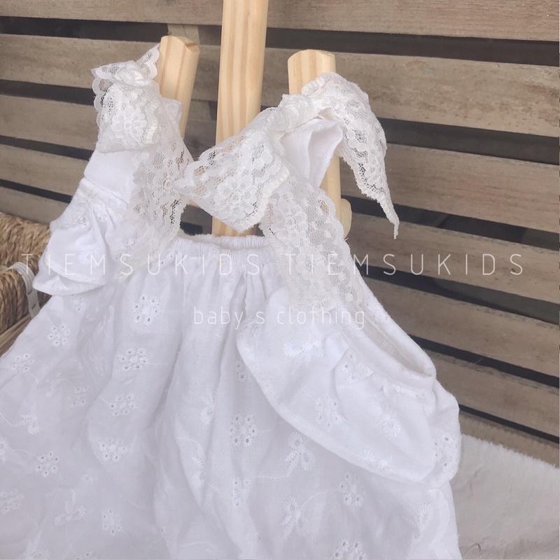 HÀNG THIẾT KẾ - Set bộ 2 dây đính nơ vai kèm quần đùi vải thô thêu cho bé