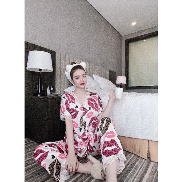 Pijama lụa Latin cách điệu cổ V viền ren hoạ tiết xinh xắn