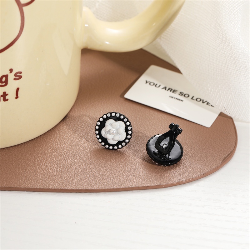 Khuyên tai kẹp không bấm lỗ chốt cố định K026 bằng hợp kim phủ màu hình bông hoa đính hạt trai dáng ngắn Leous