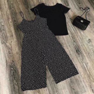 Set yếm bi nhí kèm áo thun đen