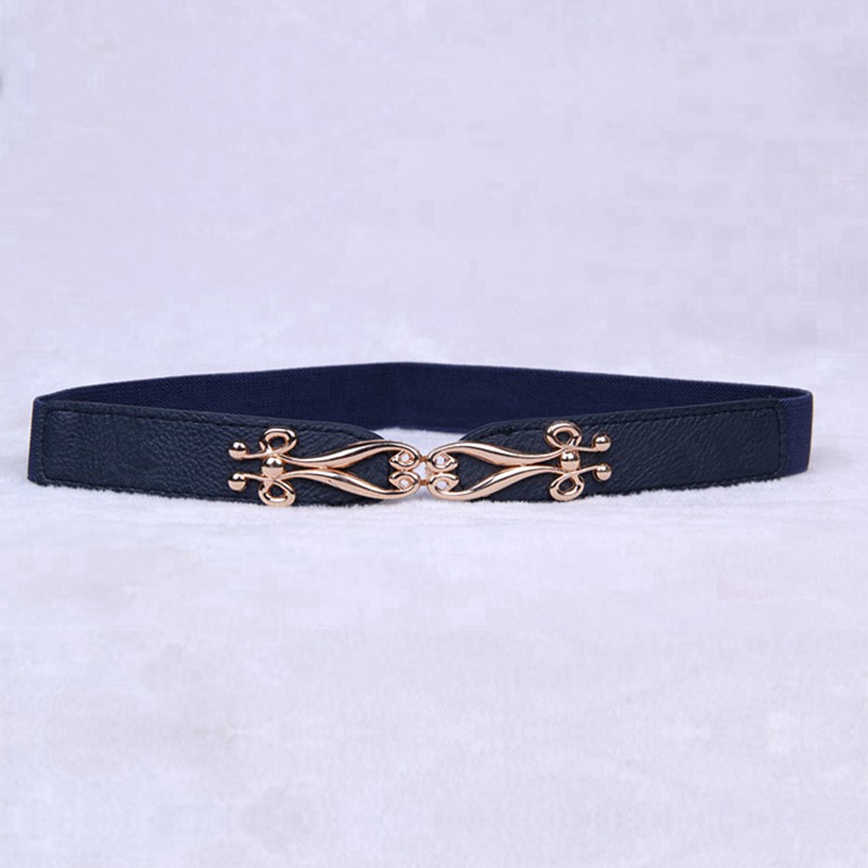 Thắt lưng chất liệu da phối với đầm thời trang cho nữ