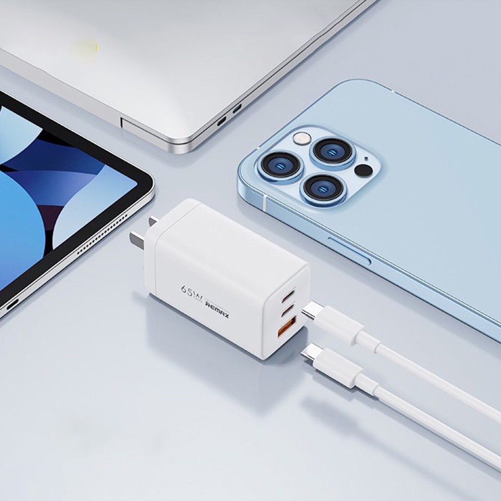 Củ sạc nhanh 65w GaN pro Remax RP U31 hỗ trợ sạc nhanh 65w cho Smart phone laptop có 2 cổng Type-C và 1 cổng USB