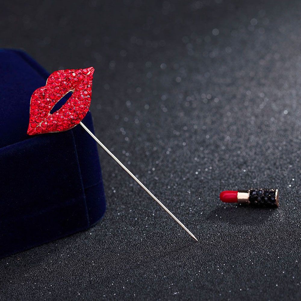 Trâm cài áo hình đôi môi đính kim cương giả