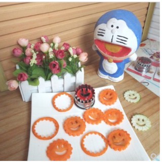 - Khuôn cookie mặt cười