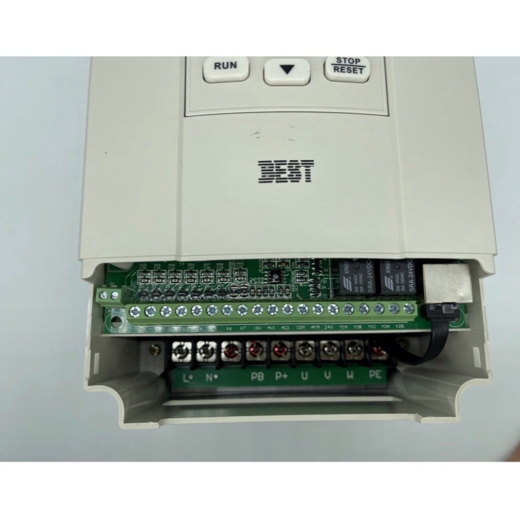 Biến Tần Best. Công suất từ 1.5kw , 2.2kw , 3kw , 4kw ,5.5kw , 7.5kw. Dùng cho ngành CNC, Công nghiệp tự động vv..v