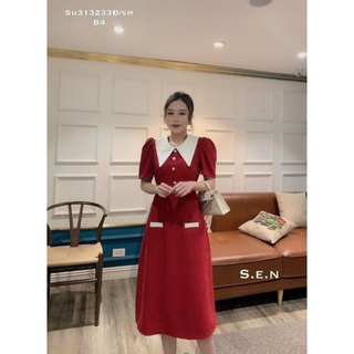 Đầm đỏ cổ sen trắng