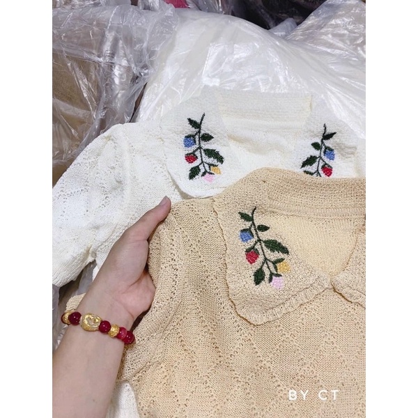 Áo croptop len mỏng cổ in hoa siêu xinh