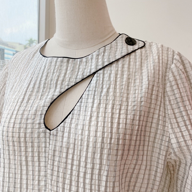 Áo cổ tròn cut out ngực - HD25