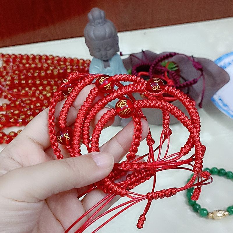Vòng tay chỉ đỏ may mắn đính hạt đá khắc chú Quan Âm Tiếng Phạn - Án Mà Ni Bát Di Hồng