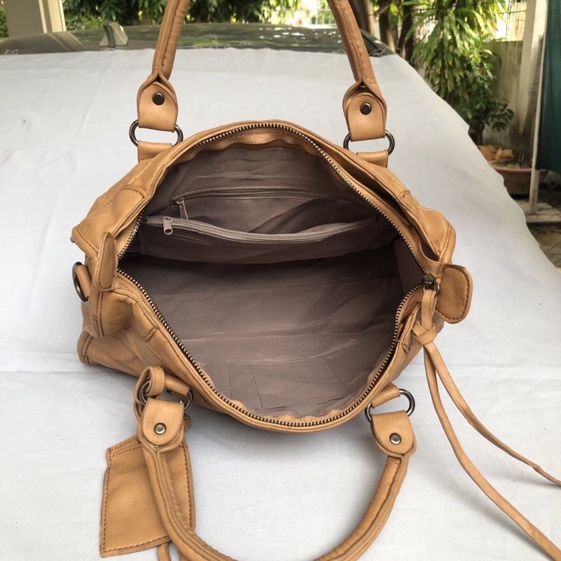 Túi chuẩn si. Túi qua sử dụng. Khách vui lòng xem hình nếu muốn biết thêm thông tin sản phẩm mời khách vô chat. Thanks .