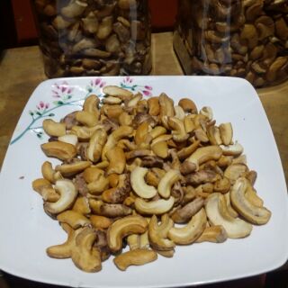 Hạt điều vỡ rang muối hàng nhà làm đảm bảo thơn ngon, giá 160k/kg. 80k/0.5kg. Hút chân ko hoặc đóng  hộp cho khách.