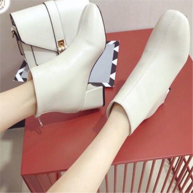 BỐT NỮ HÀN QUỐC Boot da gân giữa gót vuông khóa sau 2 màu Móc Tròn và Dây Dài
