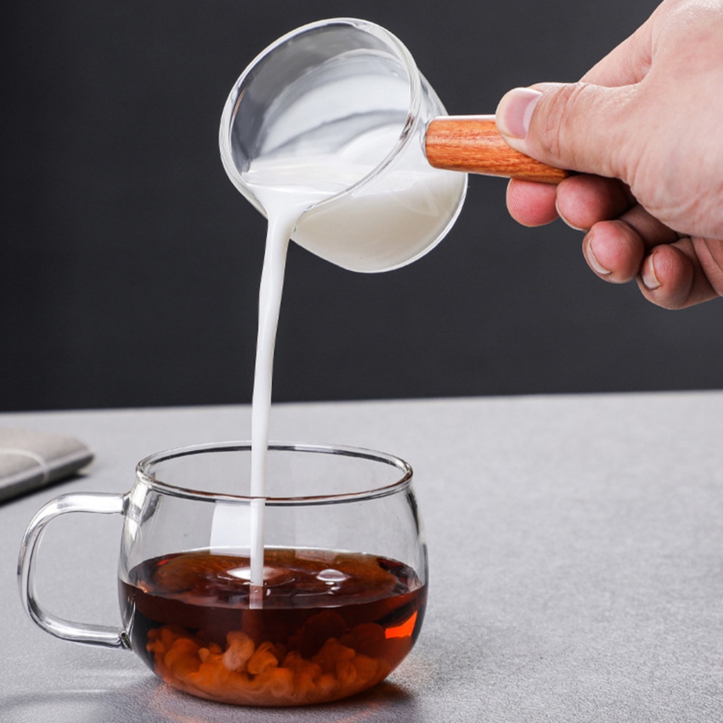 Cốc uống nước trong suốt để bàn tiện dụng
