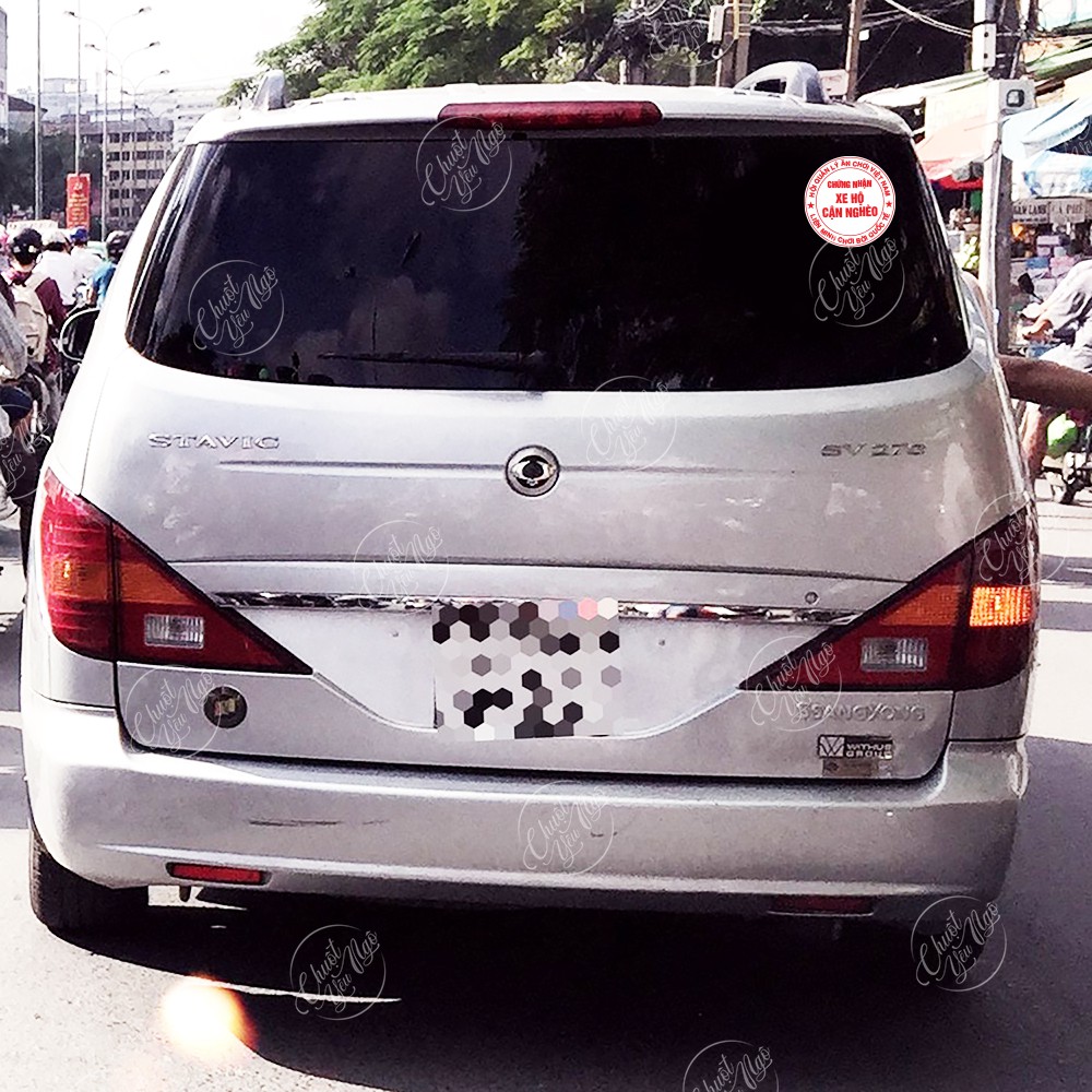 Bộ 2 logo tem hình dán decal chống nước sticker đường kính 15cm chứng nhận XE HỘ CẬN NGHÈO BẨM SINH hoàn cảnh khó khăn