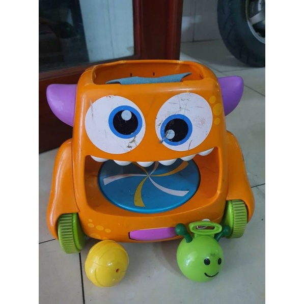 Quái vật biết đi xoay vòng phun banh fisher price