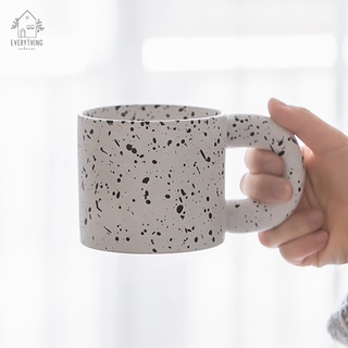 Ly sứ uống trà, cà phê, cốc ăn sáng có quai quai cầm họa tiết chấm mực đơn giản sang trọng