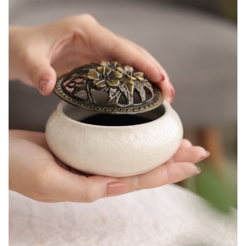 Lư xông trầm bằng gốm cao cấp trang trí nhã nhặn và sang trọng, một món đồ decor không thể thiếu cho không gian của bạn