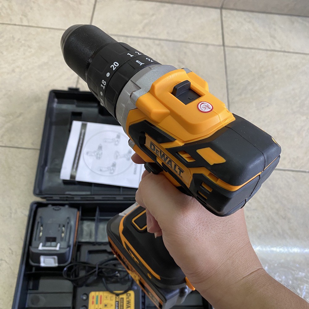 Khoan pin Dewalt 118v 2 pin, đầu 13mm không chổi than (có pin thay)