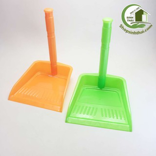 Đồ hót rác bằng nhựa có cán cầm dài tháo rời