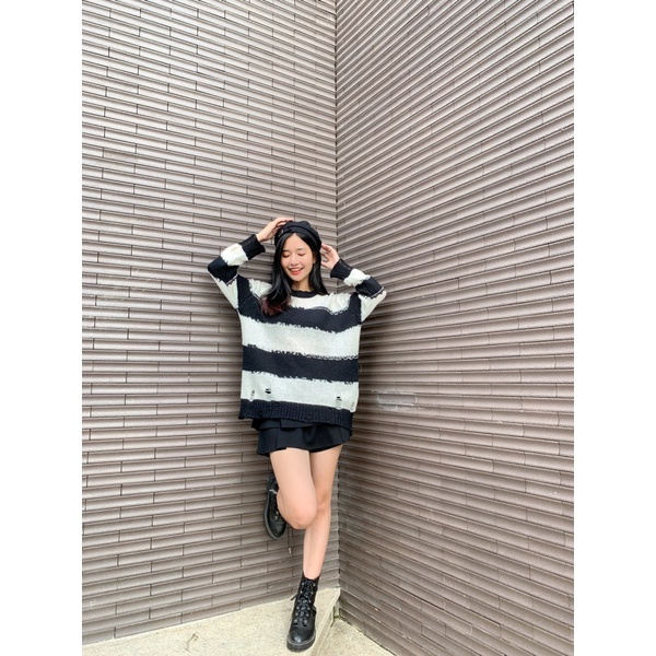 Áo len rách kẻ Simbabo