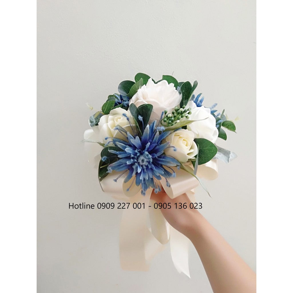 BÓ HOA CƯỚI CẦM TAY CÔ DÂU HOA HỒNG SÁP THƠM MÀU KEM PHỐI HOA LỤA VẢI MÀU XANH DƯƠNG GIÁ RẺ