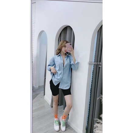 Áo sơ mi jeans xẻ tà sau