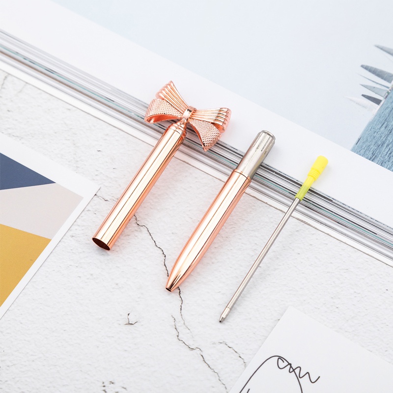 Bút bi mực đen ngòi 0.5mm bằng kim loại gắn quả cầu lông xù xinh xắn