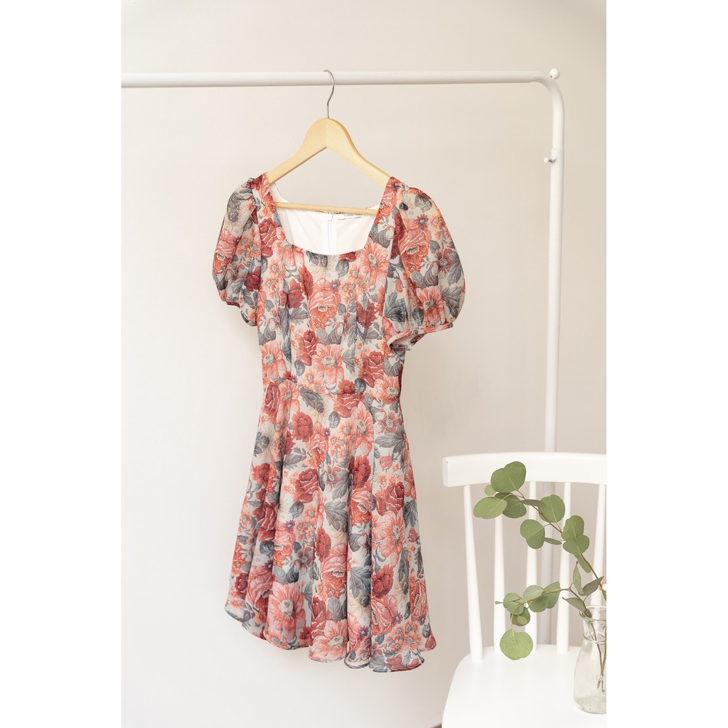 [Mã SKAMA06 giảm 8% tối đa 50K đơn 250K] Váy Chất Vải Von Tay Bồng Họa Tiết Hoa Đỏ Mùa Hè Rực Rỡ [Madelen] | BigBuy360 - bigbuy360.vn