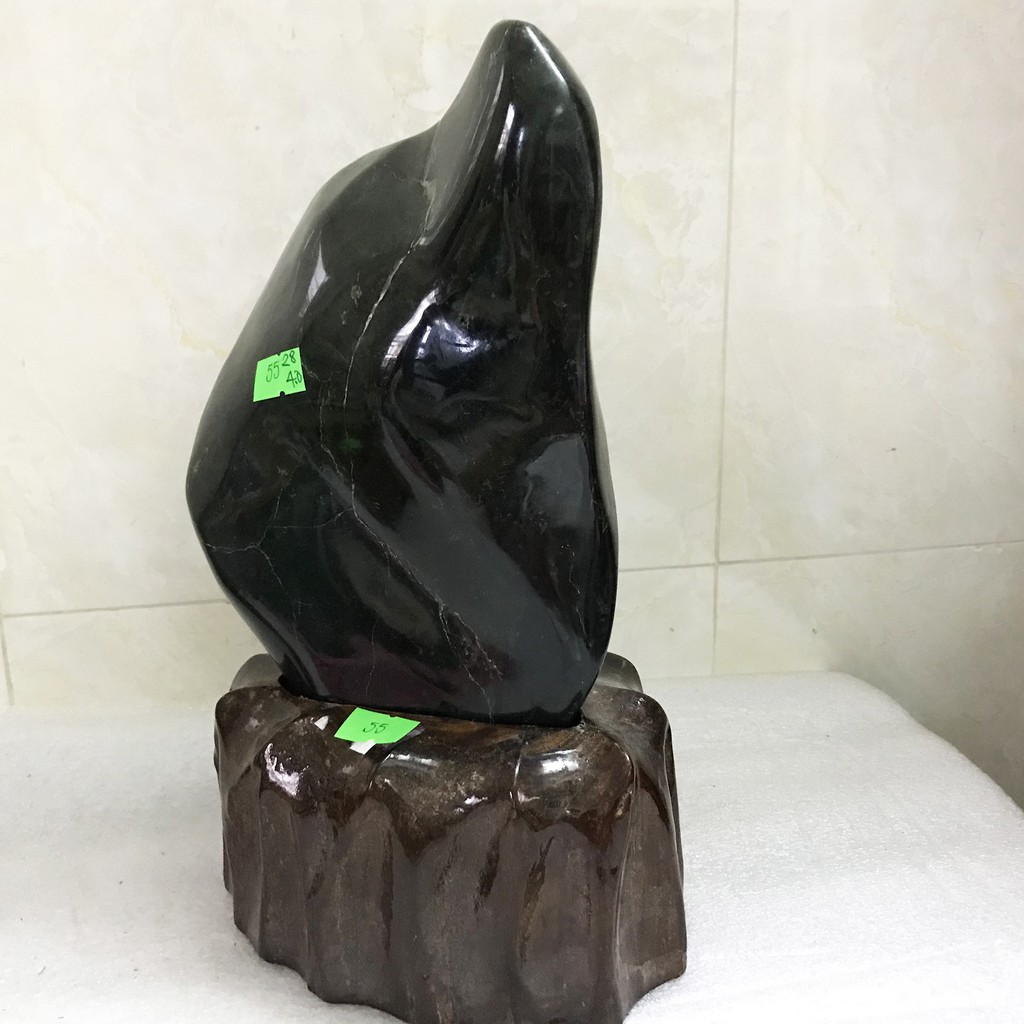 Cây đá phong thủy tự nhiên màu đen bóng hiếm cho người mệnh Mộc và Thủy