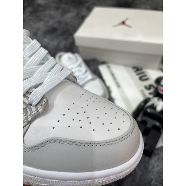 (Híu)Giầy Nam Nữ Air Jordan 1 low Berlin Grey |Xám Trắng | Da Nhăn Cực Tốt | Đế Khâu Bền Bỉ