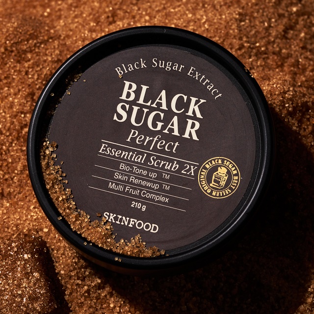 Tẩy da chết SKINFOOD Black Sugar Perfect chiết xuất đường đen massage loại bỏ mụn đầu đen dưỡng ẩm cho da mặt 210g