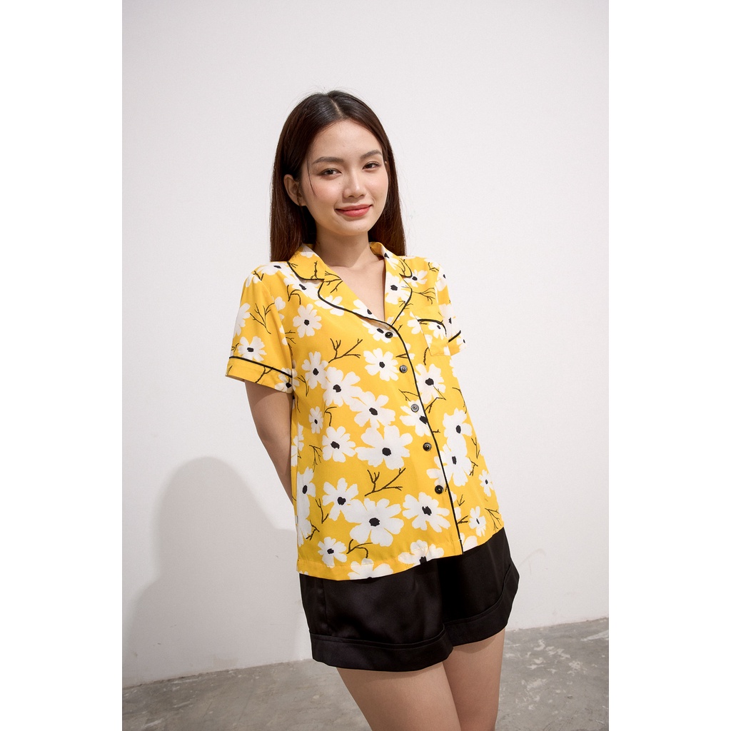 Bộ pyjama Maybi ngắn suông lụa in hoa trắng nền vàng phối quần đen