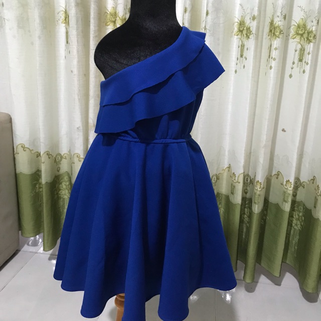 Đầm lệch vai bé gái