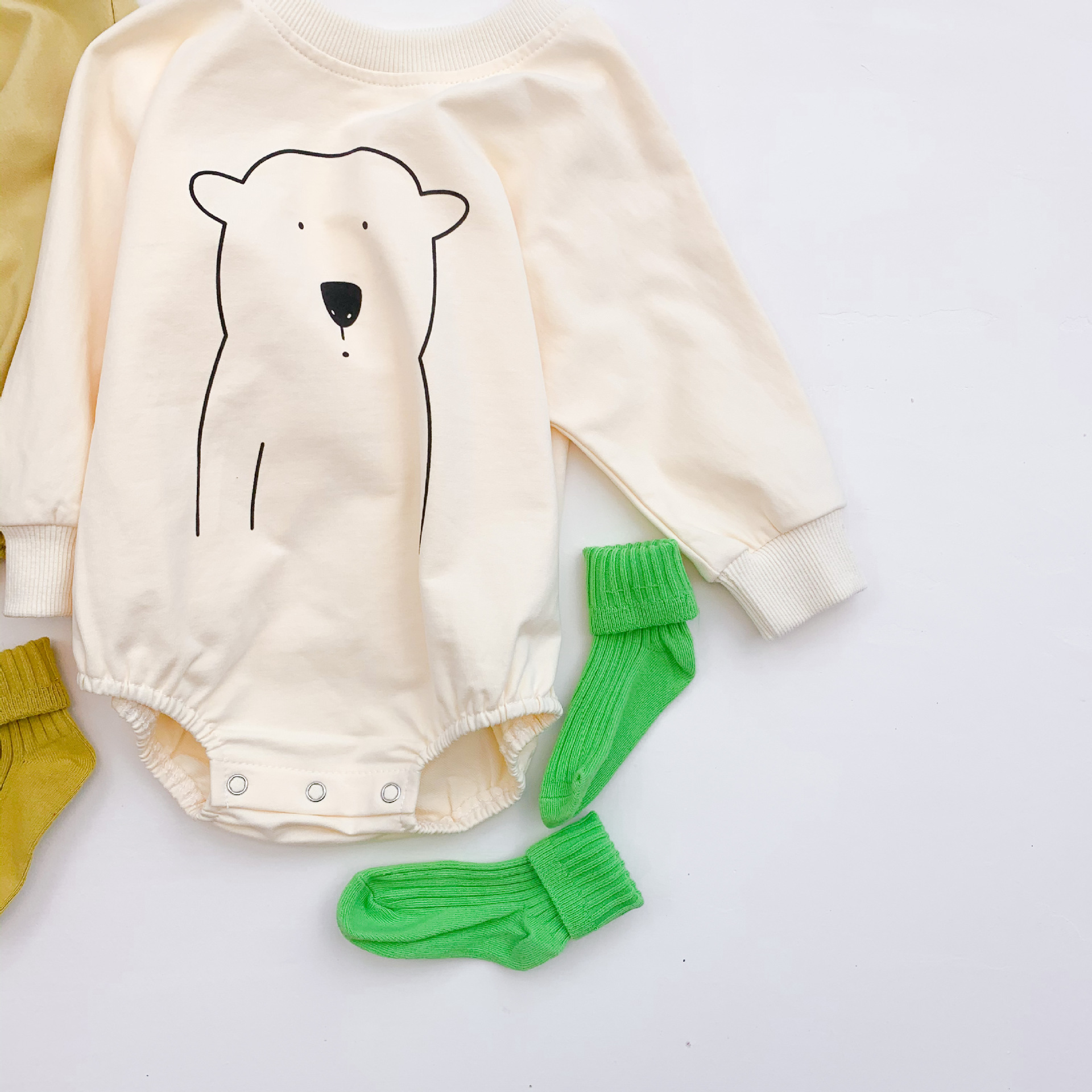 Bộ đồ 2 món gồm áo liền quần tay dài in hình chú gấu + nón xinh xắn dành cho bé gái sơ sinh
