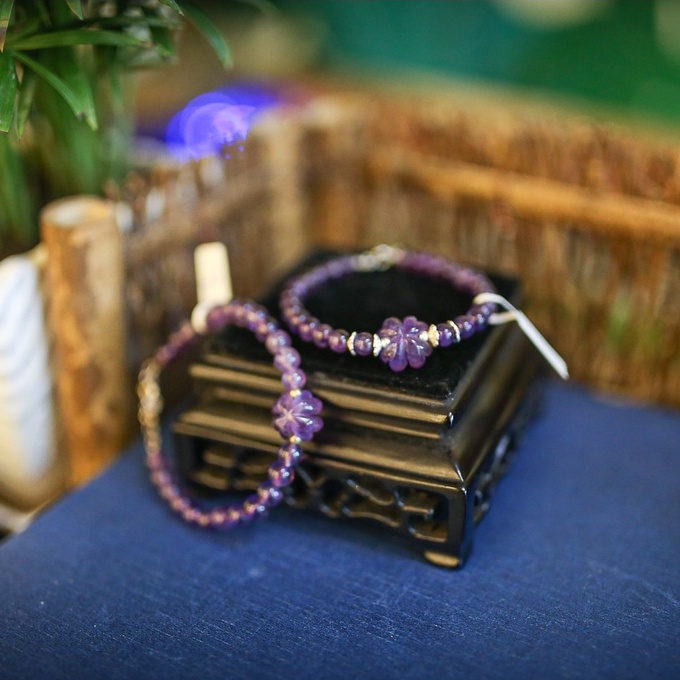Vòng tay thạch anh tím.