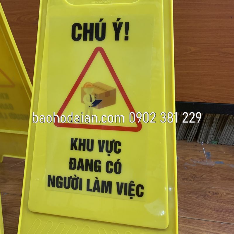 Biển cảnh báo khu vực đang có người làm việc chữ A gấp gọn