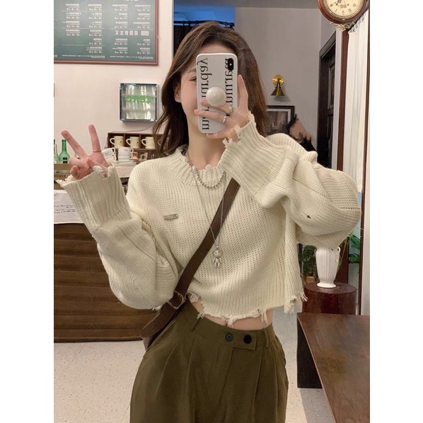 Áo len croptop dáng rộng phong cách cá tính