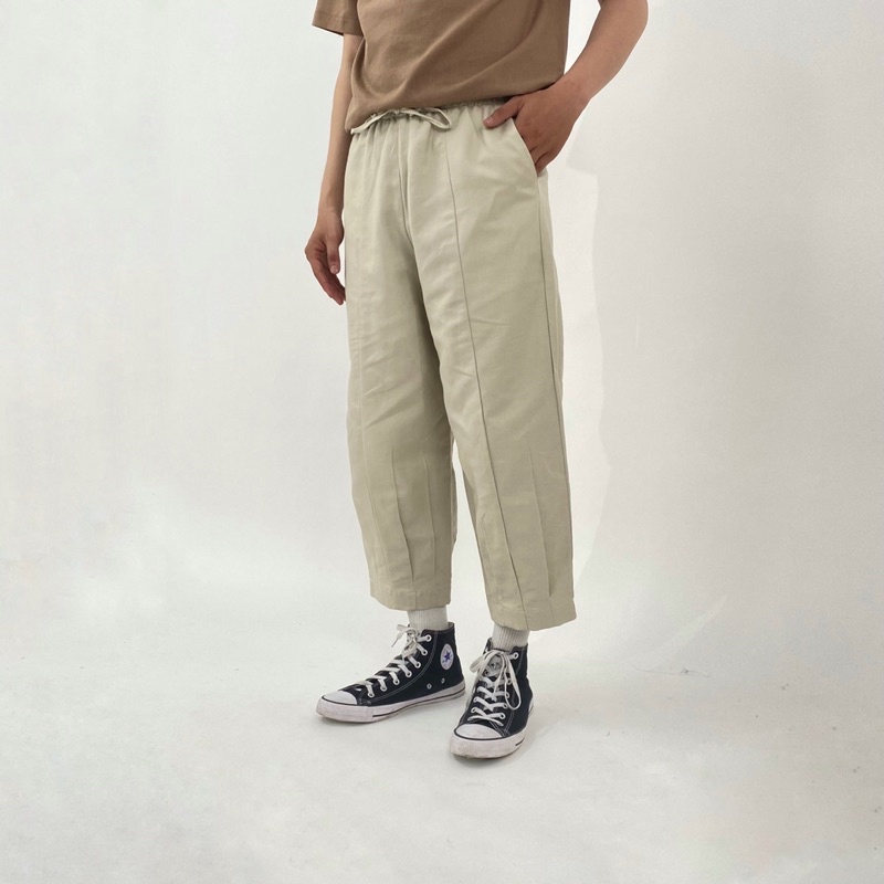 75s - XELIPANTS chiếc quần linen cropped pants có điểm nhấn xếp li dưới phần lai