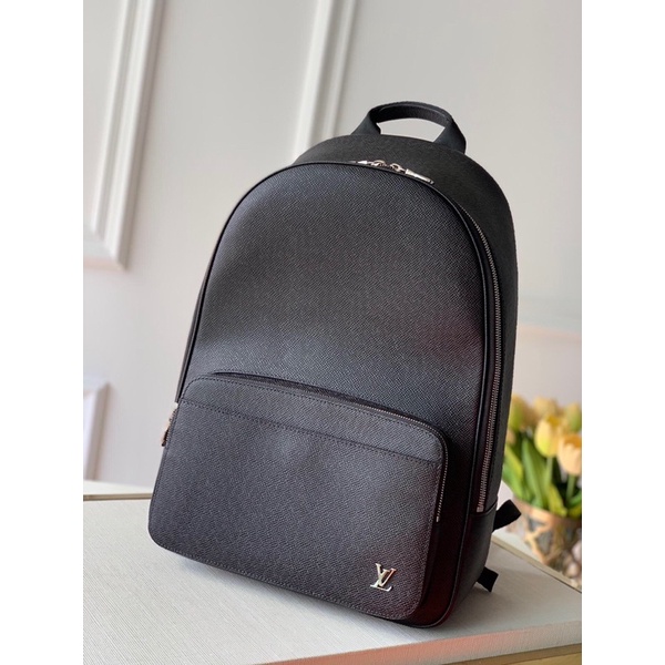 balo nam vai túi đôi Alex được làm bằng da Taïga với cấu trúc gọn gàng. Logo in cha bằng kim loại louis vuitton LV
