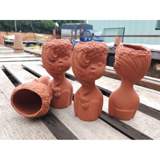 Chậu đất nung bé gái đỏ 10×10×20