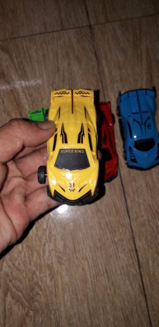 Một chiếc siêu xe mini bằng nhựa chạy bánh đà kích thước 8x4x3 cm