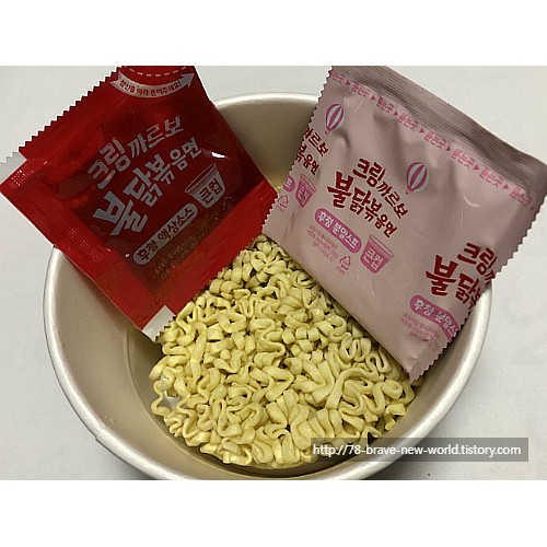 Mì gà xào cay trộn sốt kem pho mai Carbonara cốc giấy 120gr -SamYang- Hàn Quốc