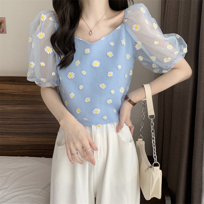 Áo dáng ngắn IELGY tay phồng cổ chữ V in hình hoa cúc nhỏ phong cách Pháp thời trang mùa hè 2022 dành cho nữ
