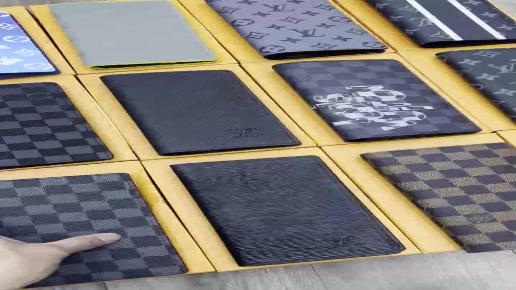 ví dài cầm tay nam nữ dạng gấp hoạ tiết hoa nổi chìm | BigBuy360 - bigbuy360.vn