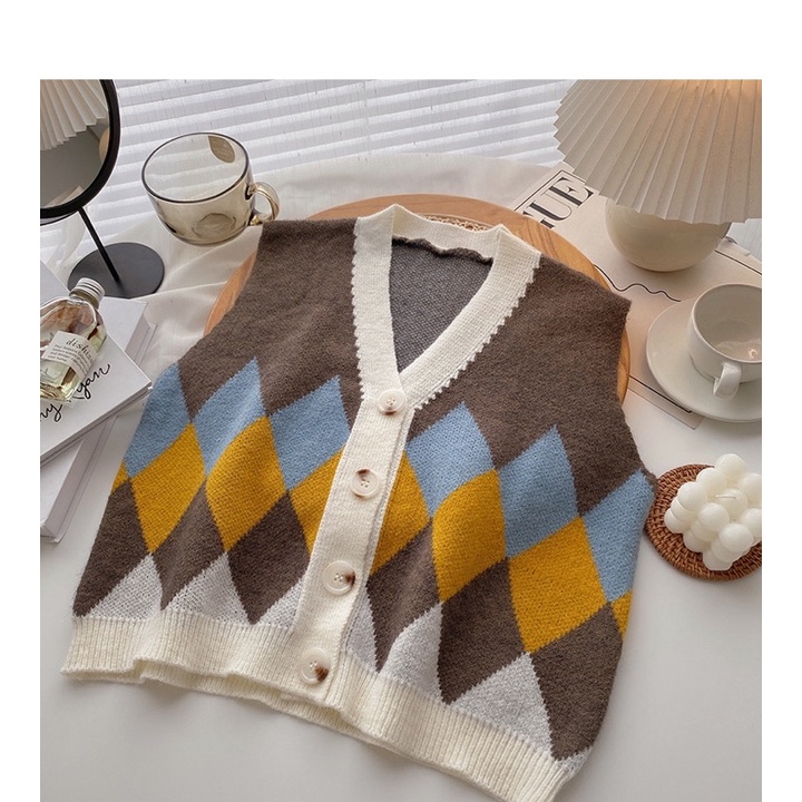 Áo len ghile họa tiết caro phối màu.